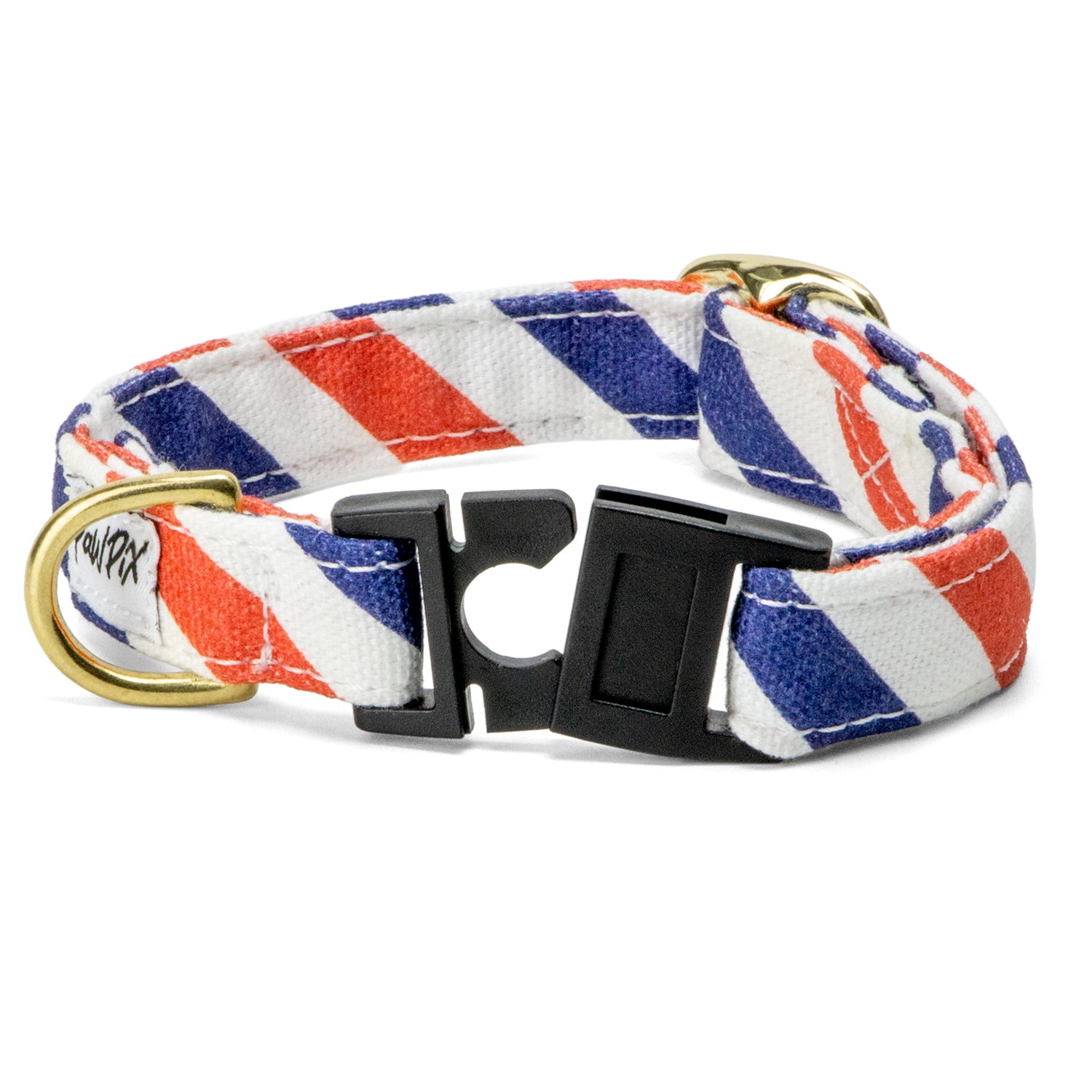 Collier pour chat Pawtriote avec sa boucle anti étranglement et son motif rayé tricolore bleu blanc rouge. Le collier comporte également un anneau en D ainsi qu'une boucle de reglage couleur or clair. La boucle anti-étranglement est ouverte 