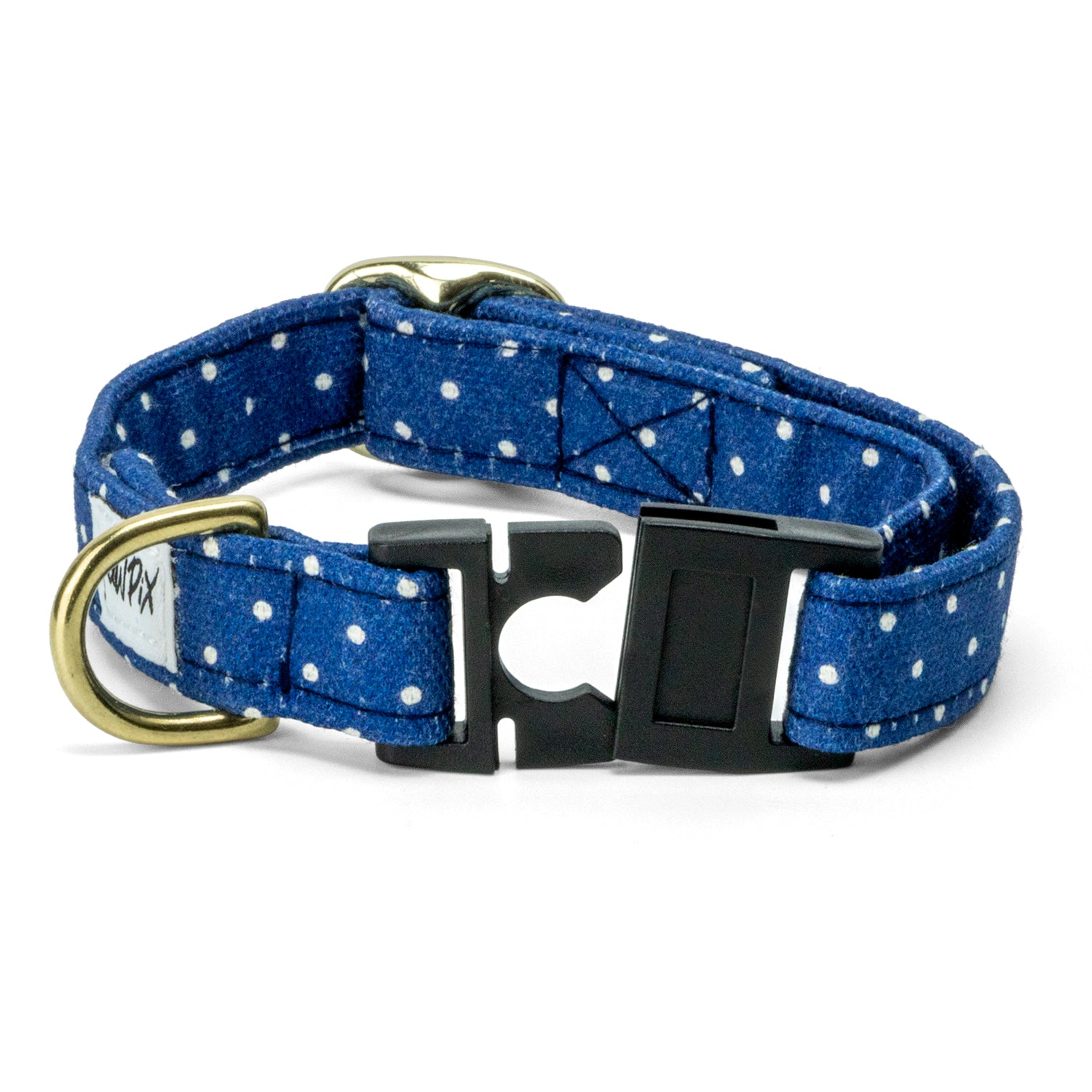 Collier pour chat Polaris avec sa boucle anti étranglement et son motif pois blanc sur fond bleu marine. Le collier comporte également un anneau en D ainsi qu'une boucle de reglage couleur or clair. La boucle anti-étranglement est ouverte 