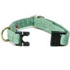 Collier pour chat Topo avec sa boucle anti étranglement et son motif topographique blanc sur fond vert  Le collier comporte également un anneau en D ainsi qu'une boucle de reglage couleur or clair. La boucle anti-étranglement est ouverte 