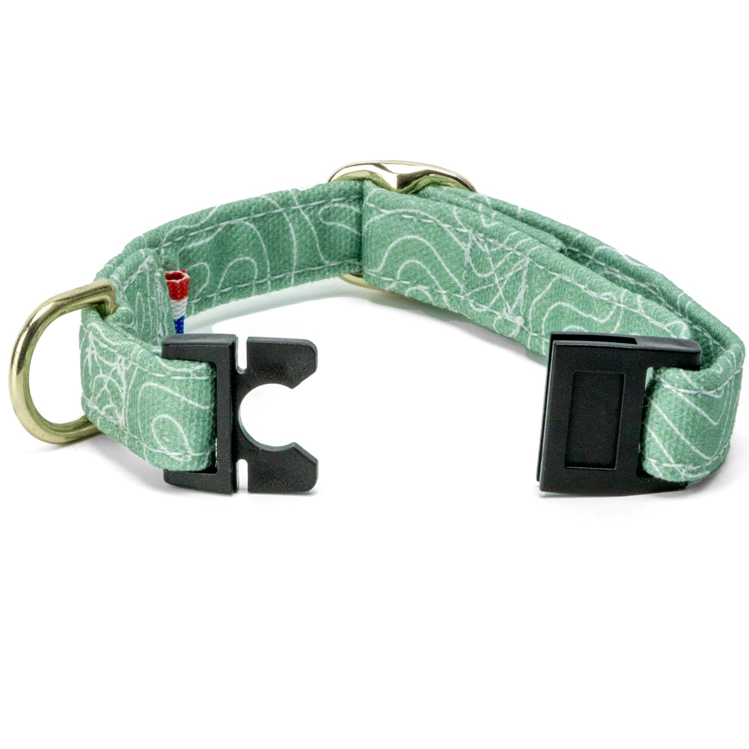Collier pour chat Topo avec sa boucle anti étranglement et son motif topographique blanc sur fond vert  Le collier comporte également un anneau en D ainsi qu'une boucle de reglage couleur or clair. La boucle anti-étranglement est ouverte 