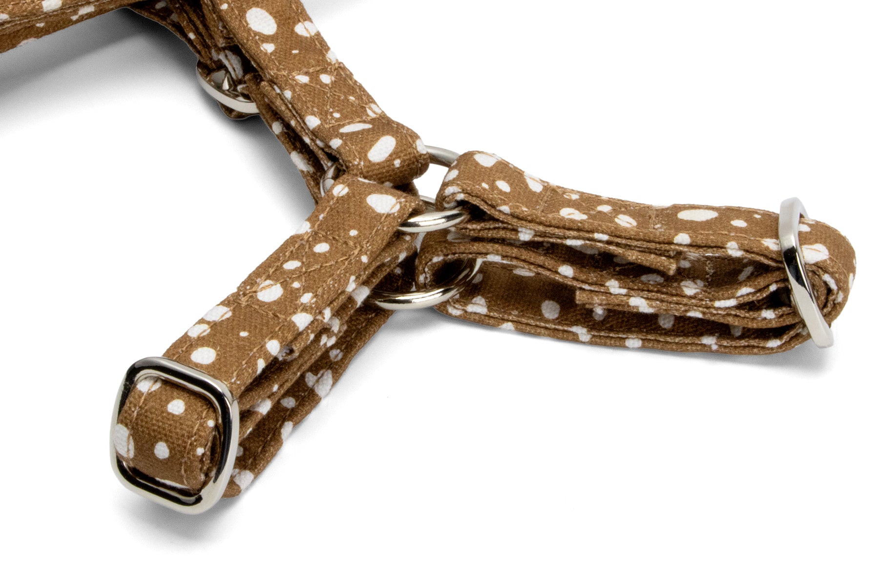 Gros plan sur les boucles de réglage du harnais en Y pour chat Freckles. Les boucles sont couleur argent. Motif marron tacheté blanc