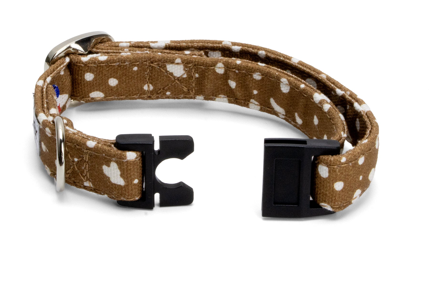 Focus sur la boucle anti-étranglement du collier en tissu pour chat Freckles et son motif marron tacheté blanc. 