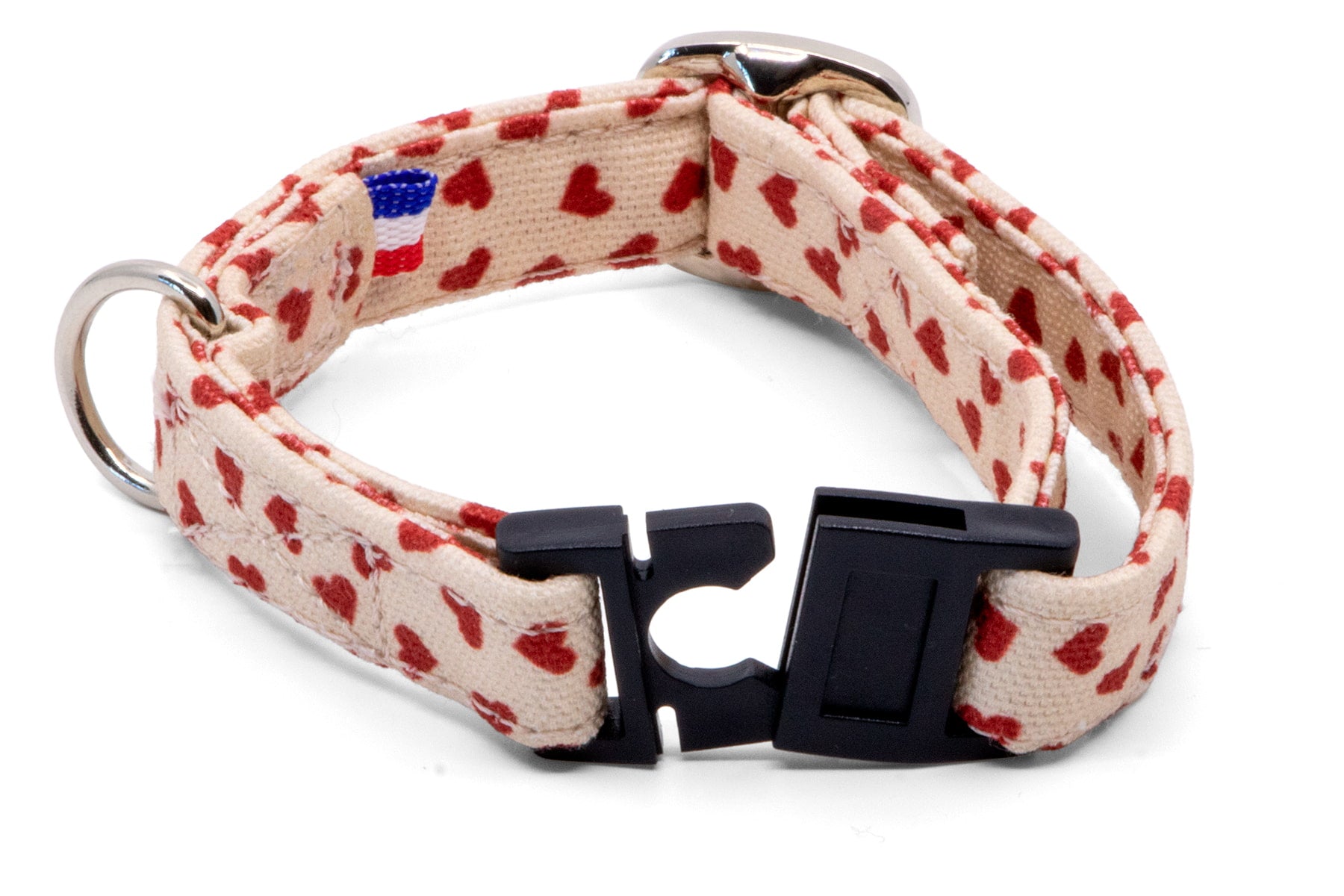 Gros plan sur la boucle anti-étranglement du collier pour chat My Valentine de Pawpix et son motif cœurs rouges sur fond beige