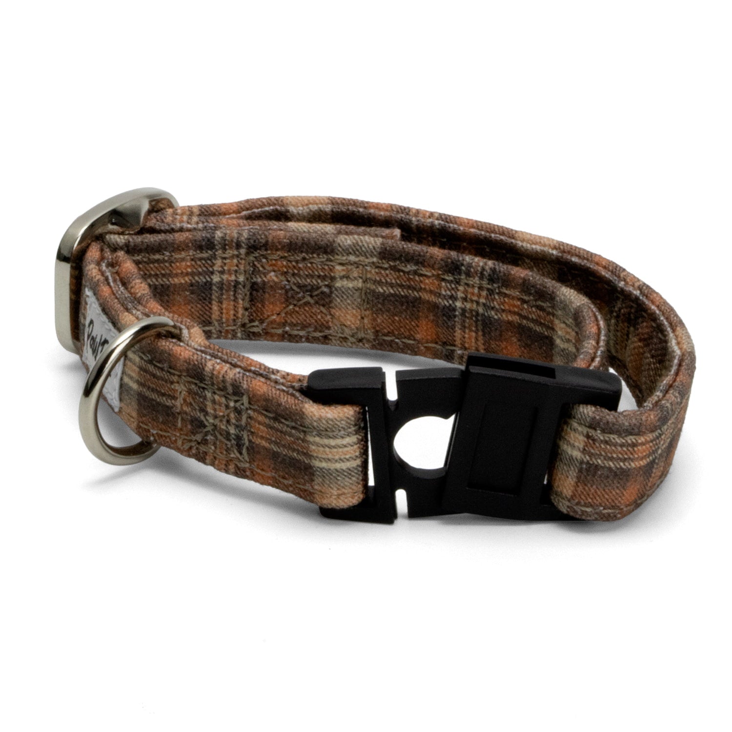 Collier pour chat Scotty et sa boucle anti-étranglement ouverte. Le collier a un motif tartan marron/orange et des boucles couleur argent