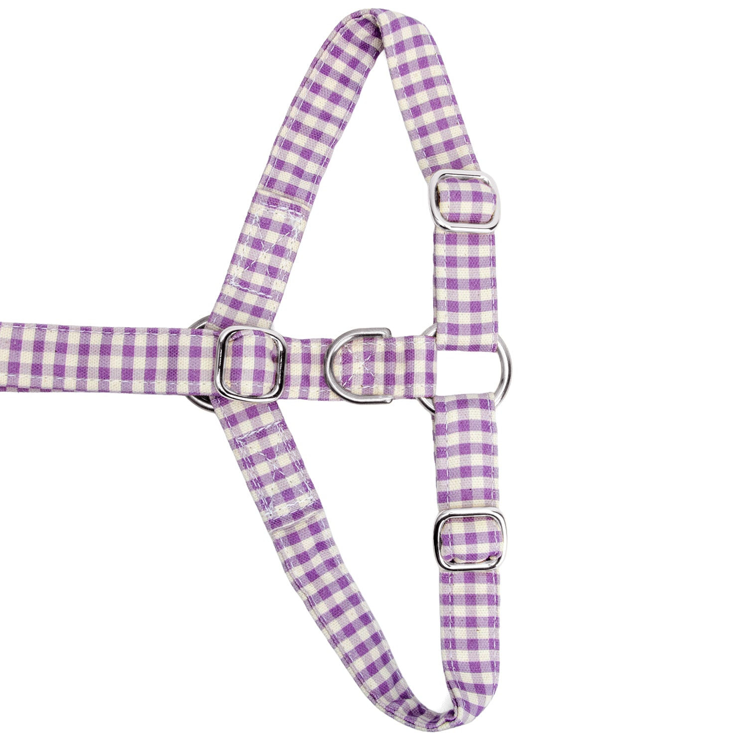 Gros plan de la boucle anti-traction du harnais en Y pour chien Cigalou et son motif vichy violet/lanvande et blanc. Les boucles sont couleurs argent