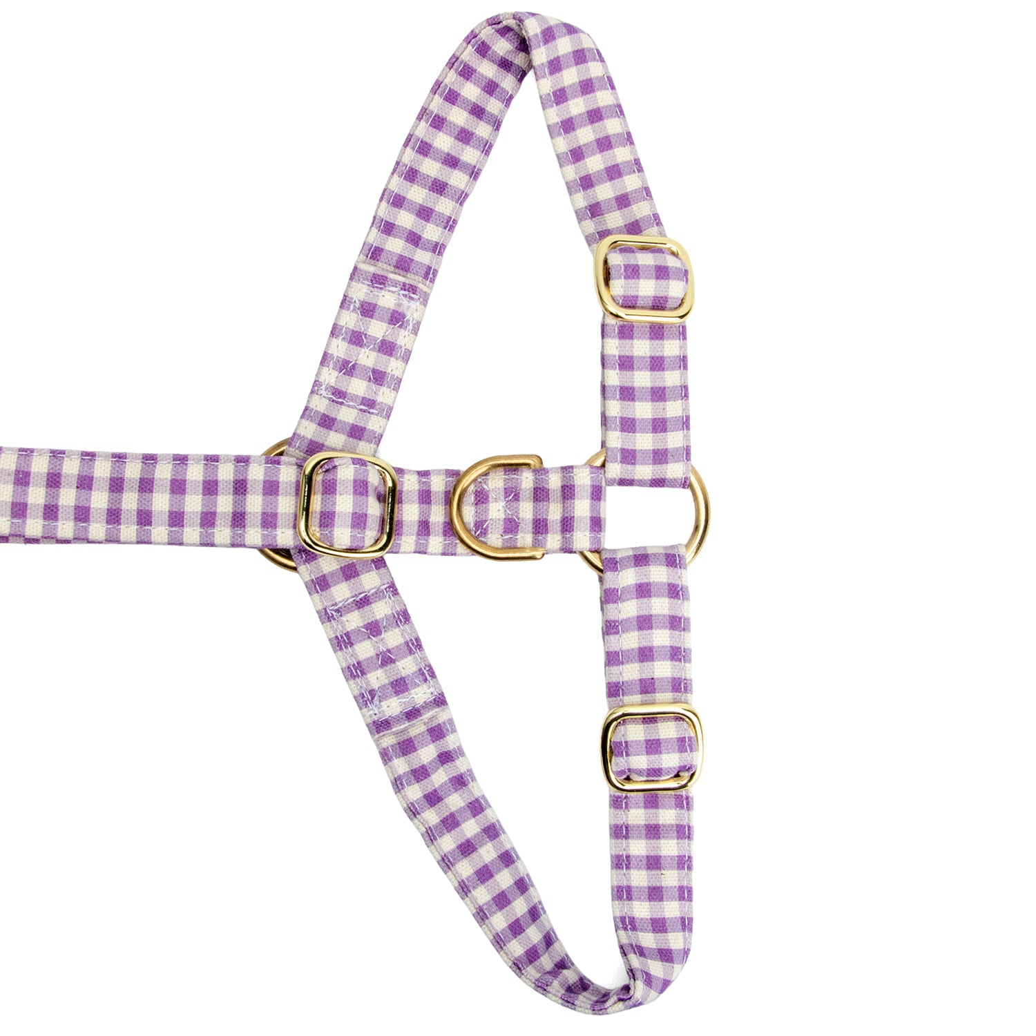 Gros plan de la boucle anti-traction du harnais en Y pour chien Cigalou et son motif vichy violet/lanvande et blanc. Les boucles sont couleurs or