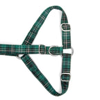 Gros plan de la boucle anti-traction du harnais en Y pour chien Nessie et son motif tartan vert écossais. Les boucles sont couleurs argent