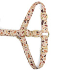 Gros plan de la boucle anti-traction du harnais en Y pour chien Pawpino et son motif terrazzo rose/marron. Les boucles sont couleurs or