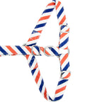 Gros plan de la boucle anti-traction du harnais en Y pour chien Pawtriote et son motif rayé bleu blanc rouge. Les boucles sont couleurs argent