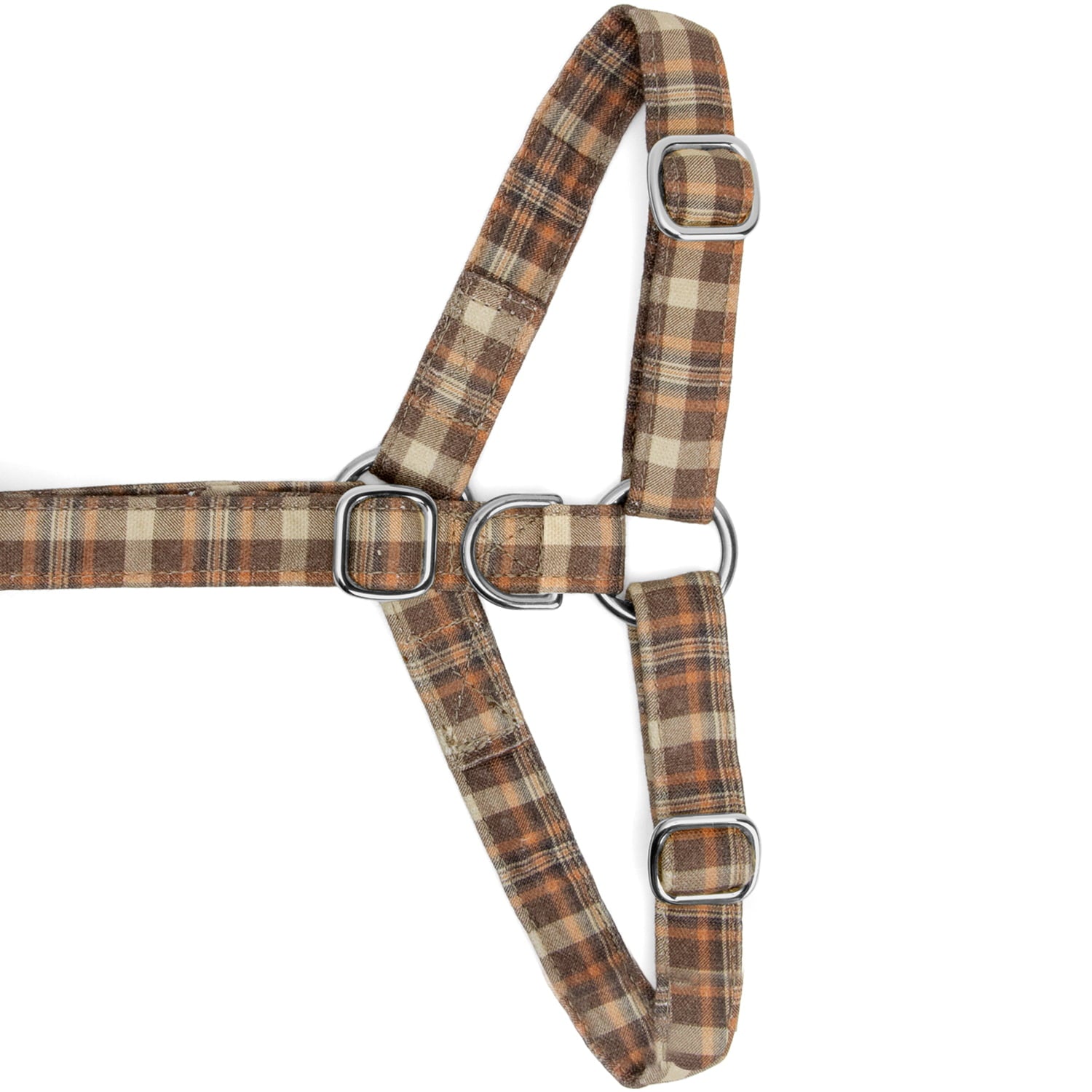 Gros plan sur la boucle anti-traction du harnais pour chien Scotty et son motif tartan marron/orange. Les boucles du harnais sont couleur argent. 