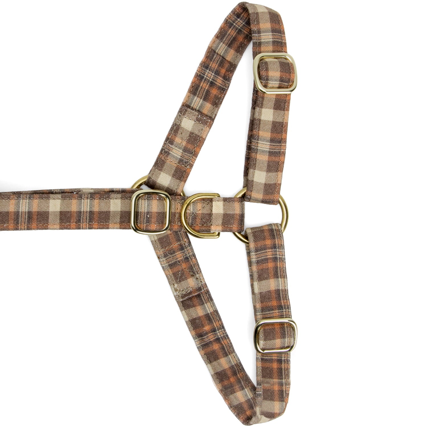 Gros plan sur la boucle anti-traction du harnais pour chien Scotty et son motif tartan marron/orange. Les boucles du harnais sont couleur or. 