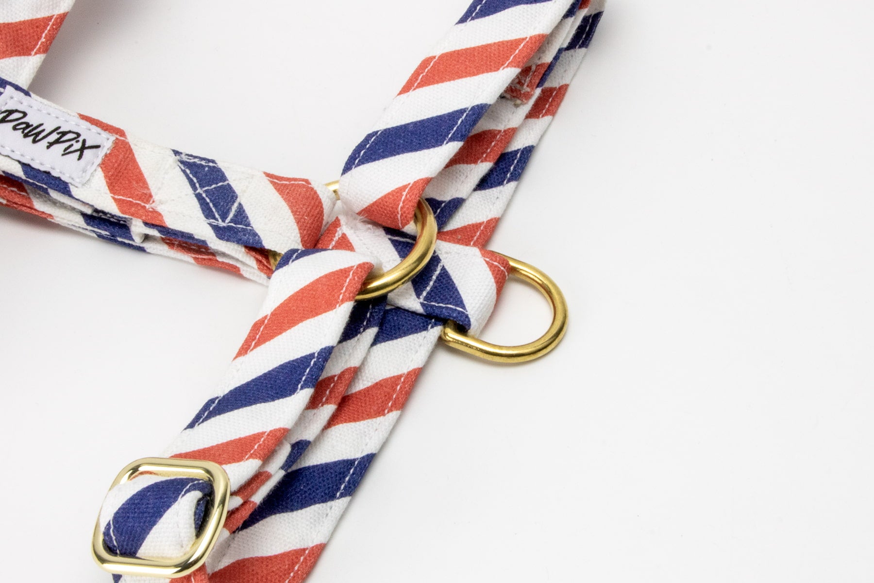 Gros plan sur la boucle anti-traction du harnais en H Pawtriote. La boucle anti-traction sur un harnais en H redistribue la pression pour un meilleur contrôle et plus de confort lors des promenades.
Le motif du harnais reprend les rayures tricolore avec un rappel des couleurs de la France