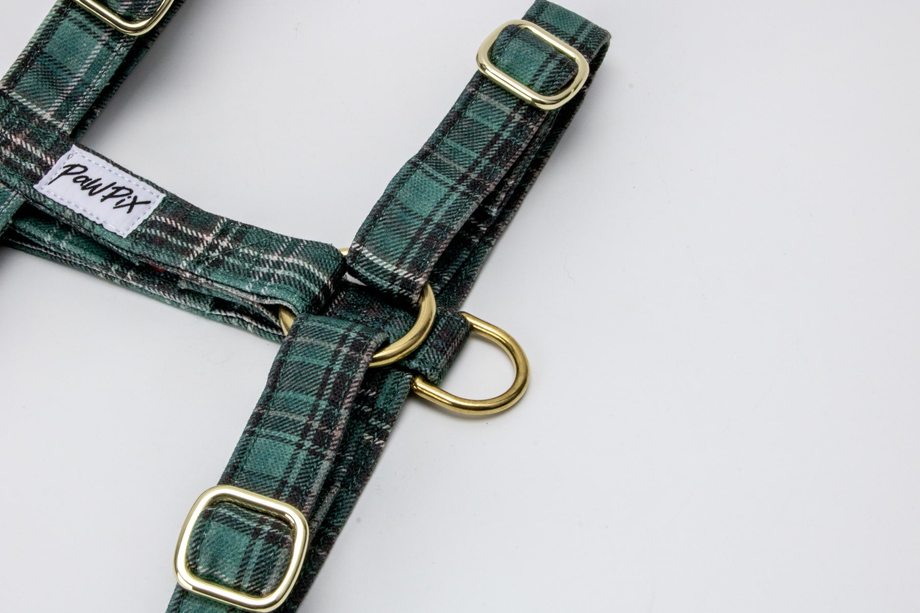 Gros plan sur la boucle anti-traction du harnais en H Nessie. La boucle anti-traction sur un harnais en H redistribue la pression pour un meilleur contrôle et plus de confort lors des promenades.
Le motif Nessie reprend les carreaux traditionnel que l'on retrouve sur les tartan écossais 