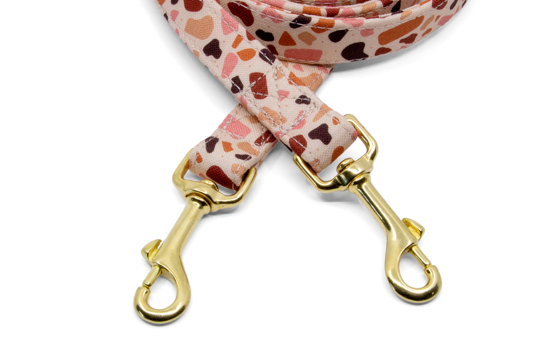Detail des mousquetons couleur or de la laisse multipositions pour chien pawpino avec son motif terrazzo marron/rose