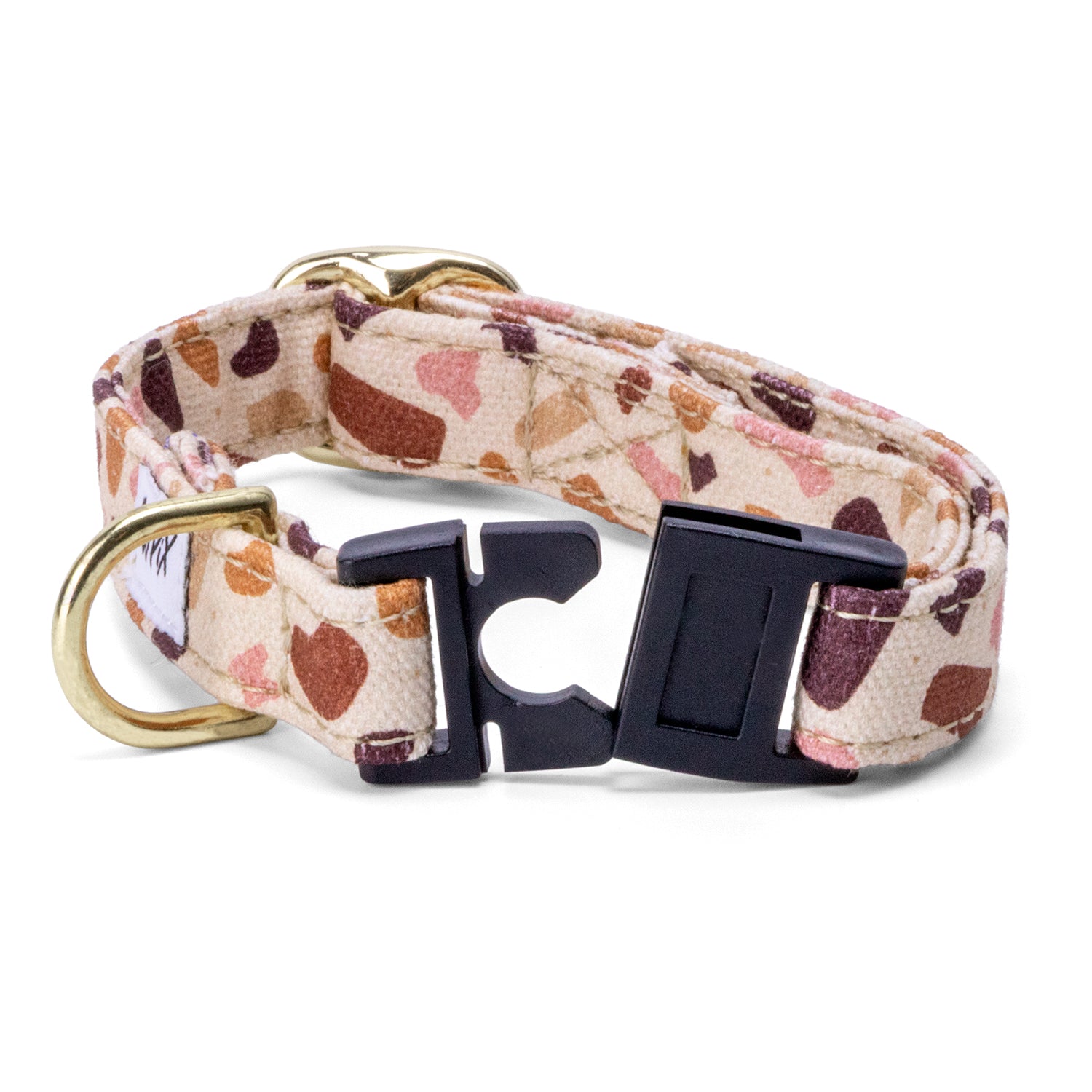 Collier pour chat Pawpino avec sa boucle anti étranglement et son motif terrazzo au couleur rose,marron et beige. Le collier comporte également un anneau en D ainsi qu'une boucle de reglage couleur or clair. La boucle anti-étranglement est ouverte 