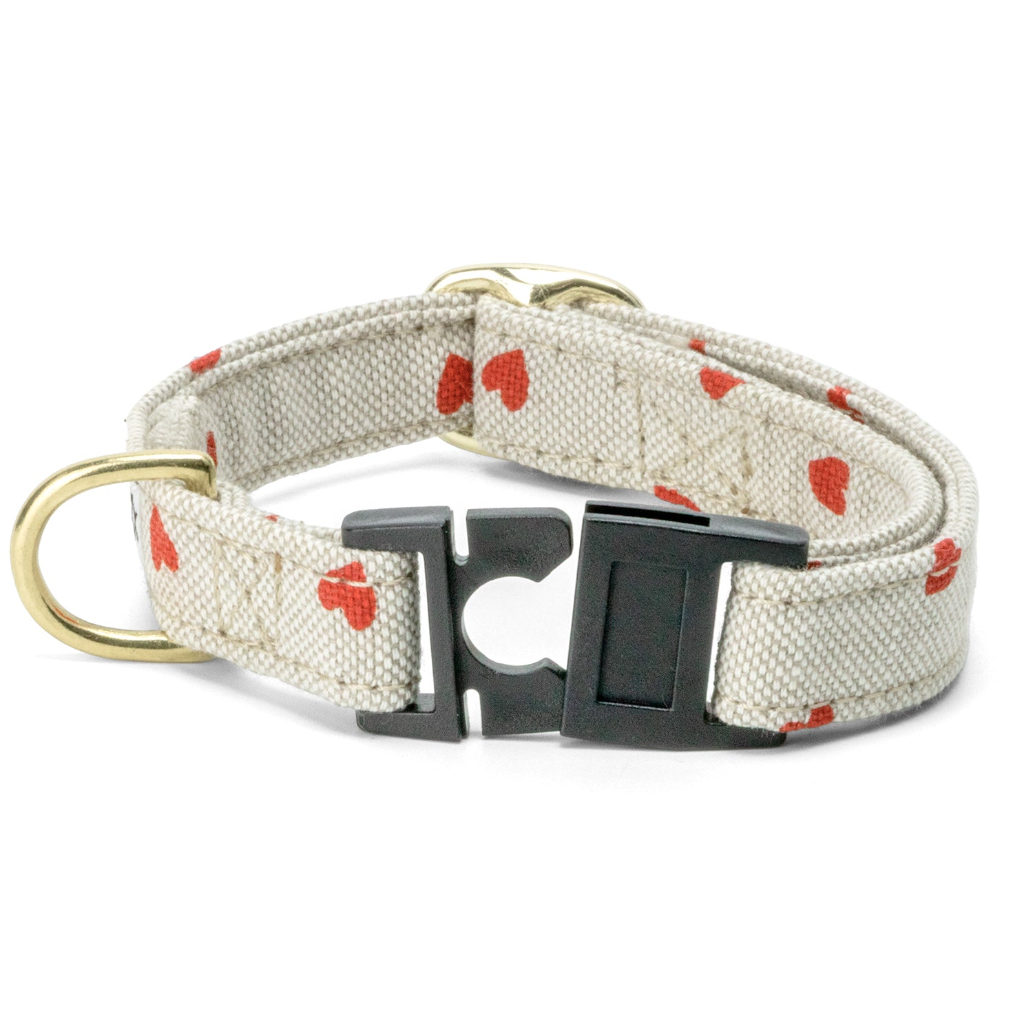 Collier pour chat My Valentine avec sa boucle anti étranglement et son motif coeur rouge sur fond beige. Le collier comporte également un anneau en D ainsi qu'une boucle de reglage couleur or clair. La boucle anti-étranglement est ouverte 