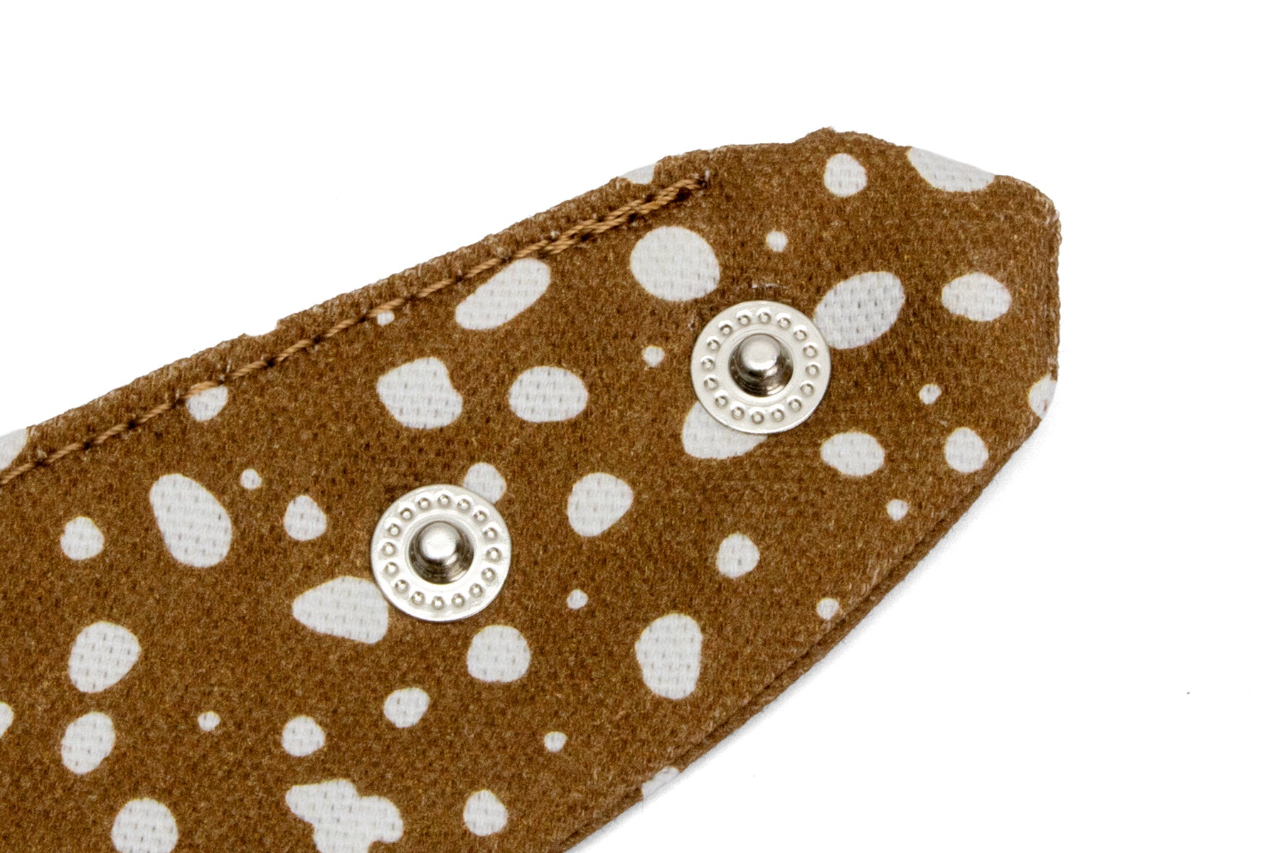 Gros plan sur les boutons pressions du bandana Freckles marron tacheté blanc. Les boutons permettent de regler la taille du bandana pour chat et chien