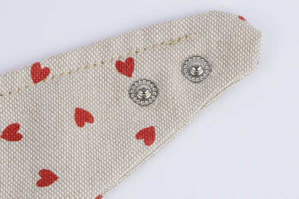 Gros plan sur les boutons pressions qui permettre de refermer ou ouvrir le bandana My Valentine pour chien 