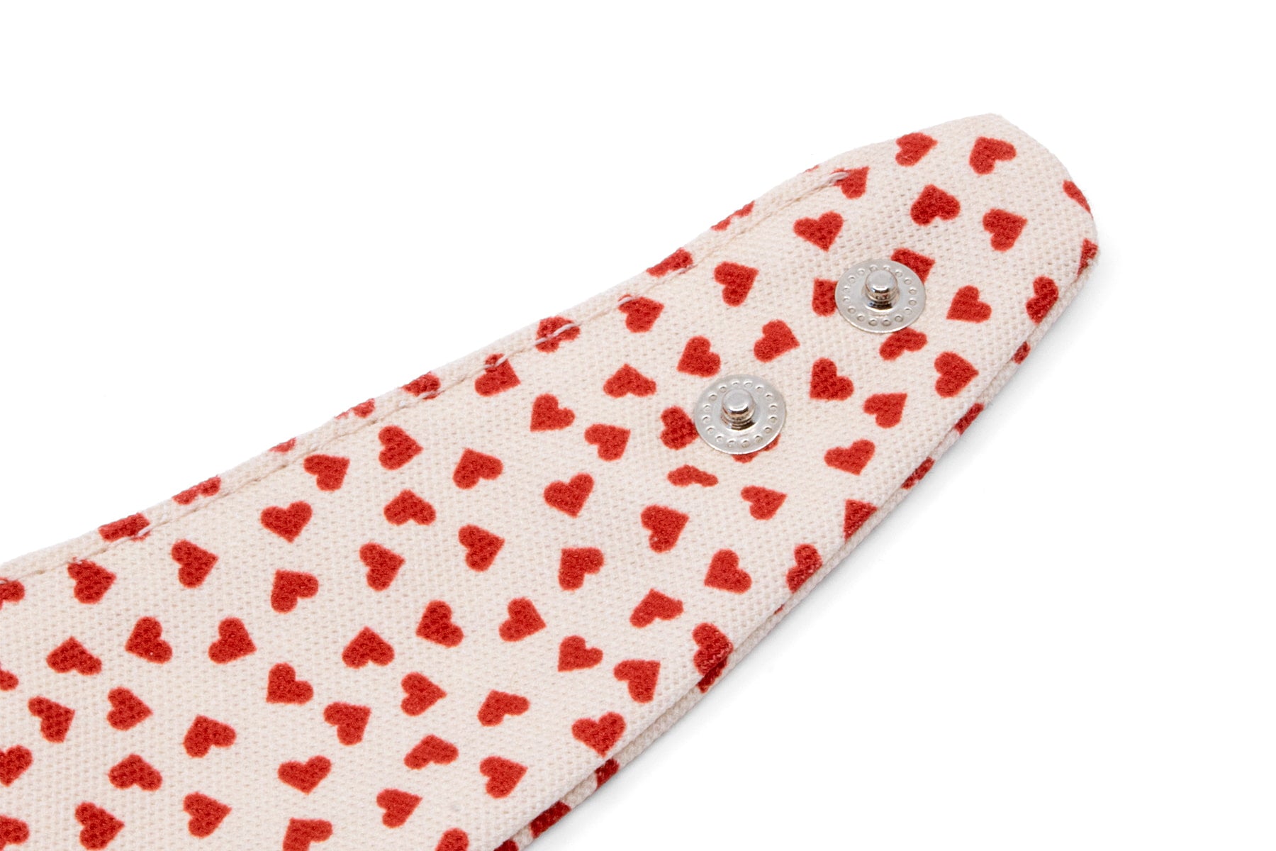 Gros plan sur les boutons pression du bandana My Valentine de Pawpix et son motif cœurs rouges sur fond beige