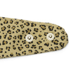Gros plan des boutons pression du bandana Leopaw au motif léopard. 