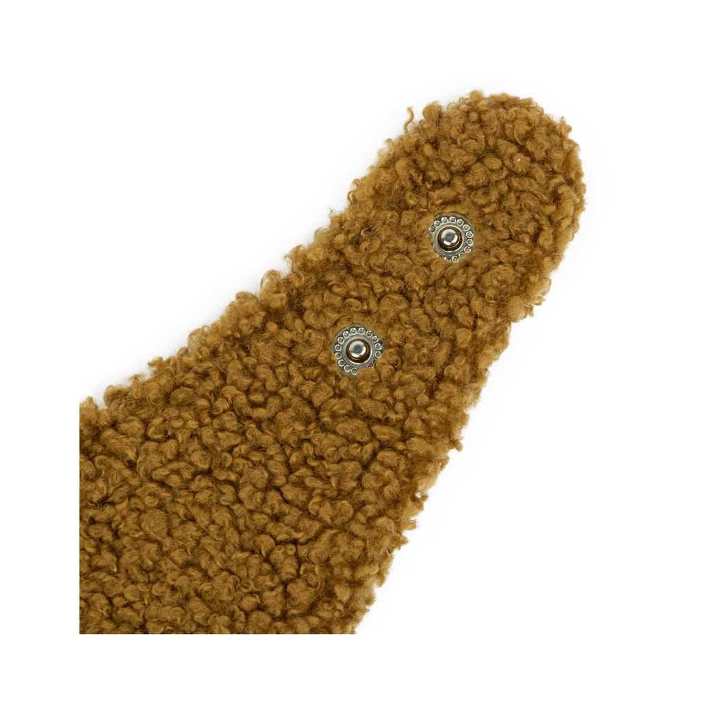 Gros plan sur les boutons pressions du bandana en sherpa marron Teddy. 