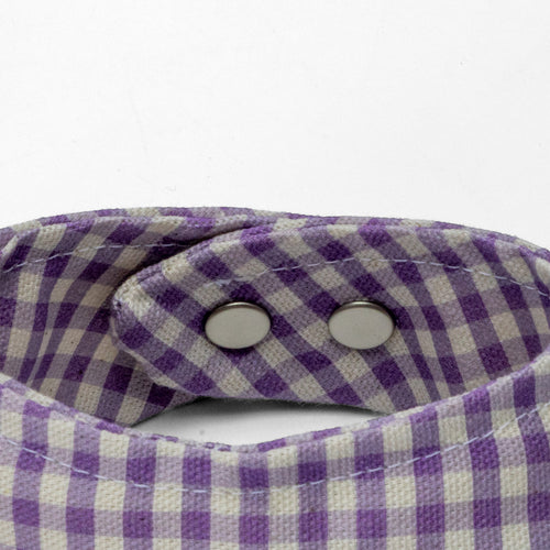 Gros plan sur les boutons pressions du bandana Cigalou qui permettent de régler la taille du bandana. Motif vichy violet clair