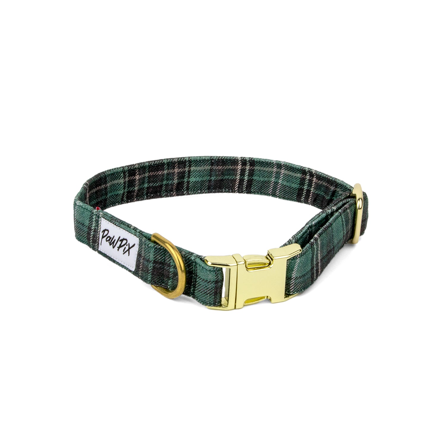 Collier pour chien Nessie moyen. Motif à carreaux tartan écossais vert avec une boucle clip couleur or, un anneau D pour attacher une laisse et une boucle pour régler la taille du collier