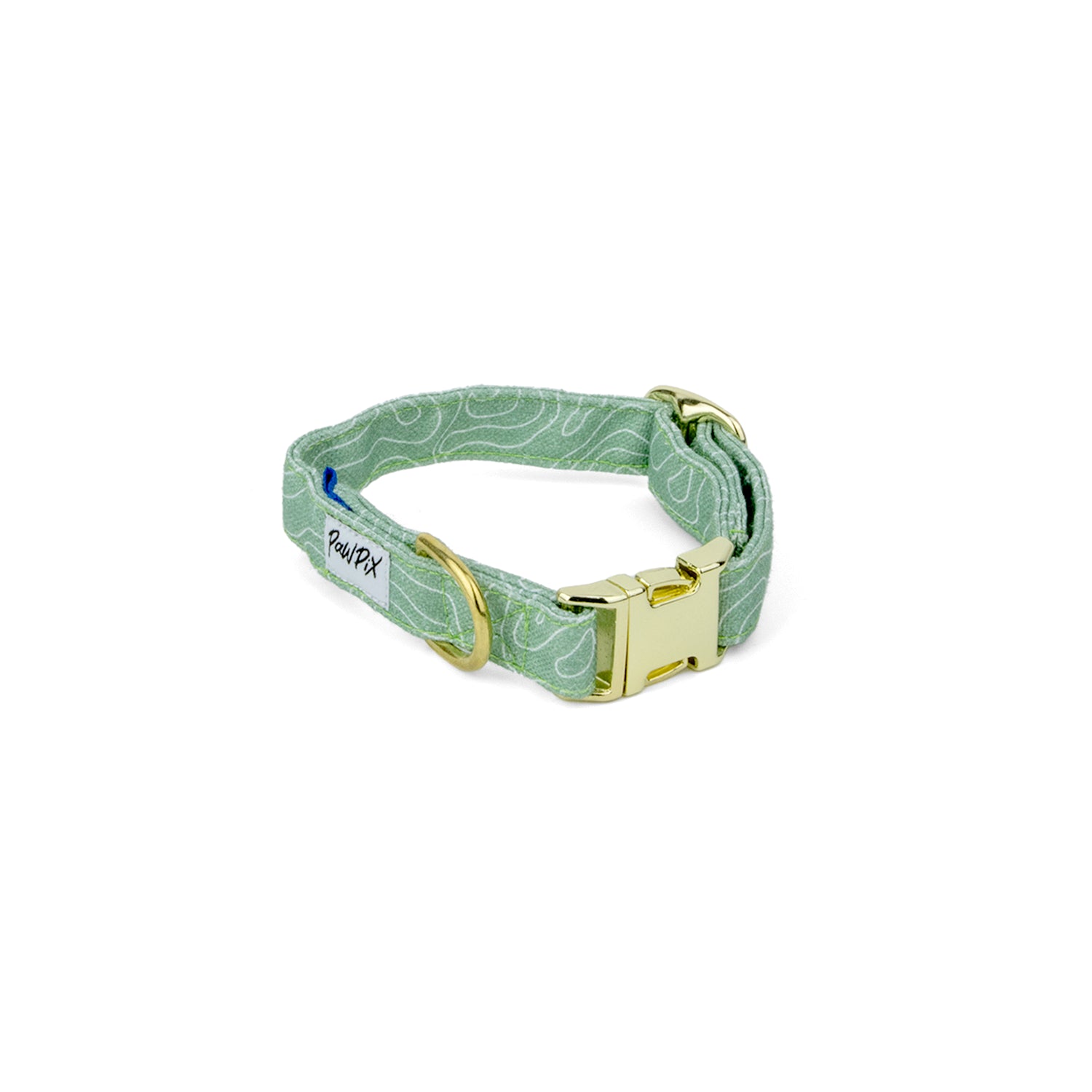 Collier pour chien Topo, taille mini. Couleur vert clair avec un motif topographique, agrémenté d'une boucle clip, d'une boucle de réglage et d'un anneau couleur or clair. Le motif Topo reprend le design géométrique abstrait des cartes de la nature, avec des lignes blanches sur un fond vert