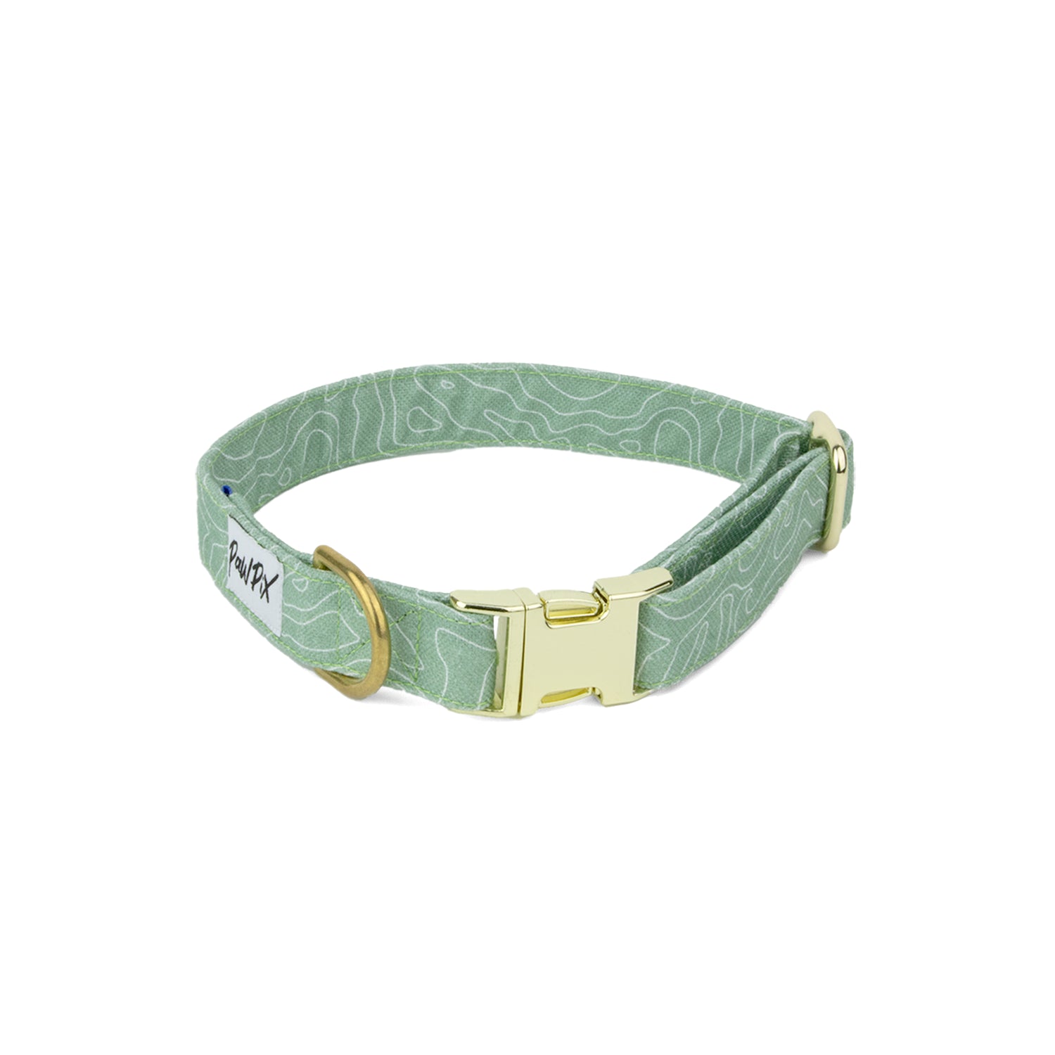 Collier pour chien Topo, taille moyen. Couleur vert clair avec un motif topographique, agrémenté d'une boucle clip, d'une boucle de réglage et d'un anneau couleur or clair. Le motif Topo reprend le design géométrique abstrait des cartes de montagnes, avec des lignes blanches sur un fond vert
