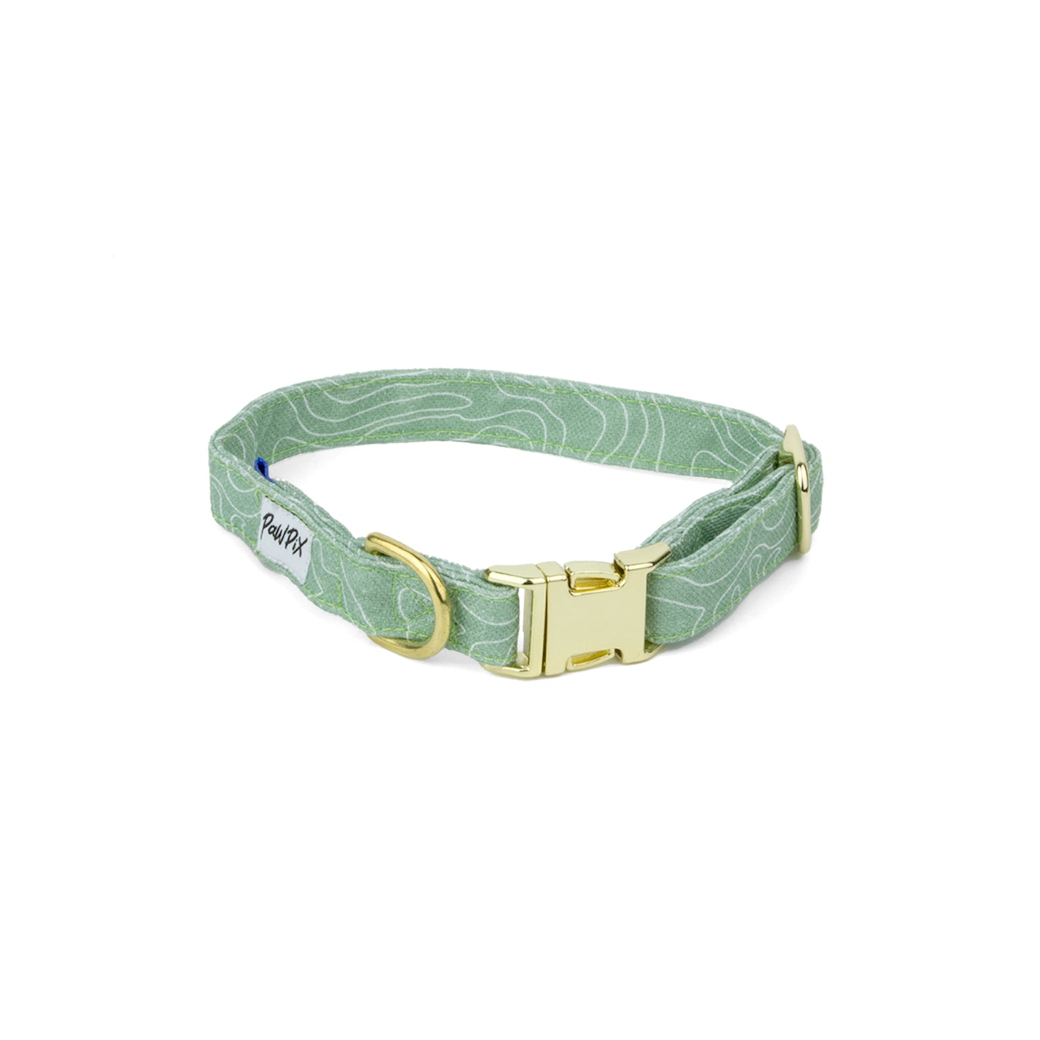 Collier pour chien Topo, taille petit. Couleur vert clair avec un motif topographique, agrémenté d'une boucle clip, d'une boucle de réglage et d'un anneau couleur or clair.Le motif Topo reprend le design géométrique abstrait des cartes de montagnes, avec des lignes blanches sur un fond vert