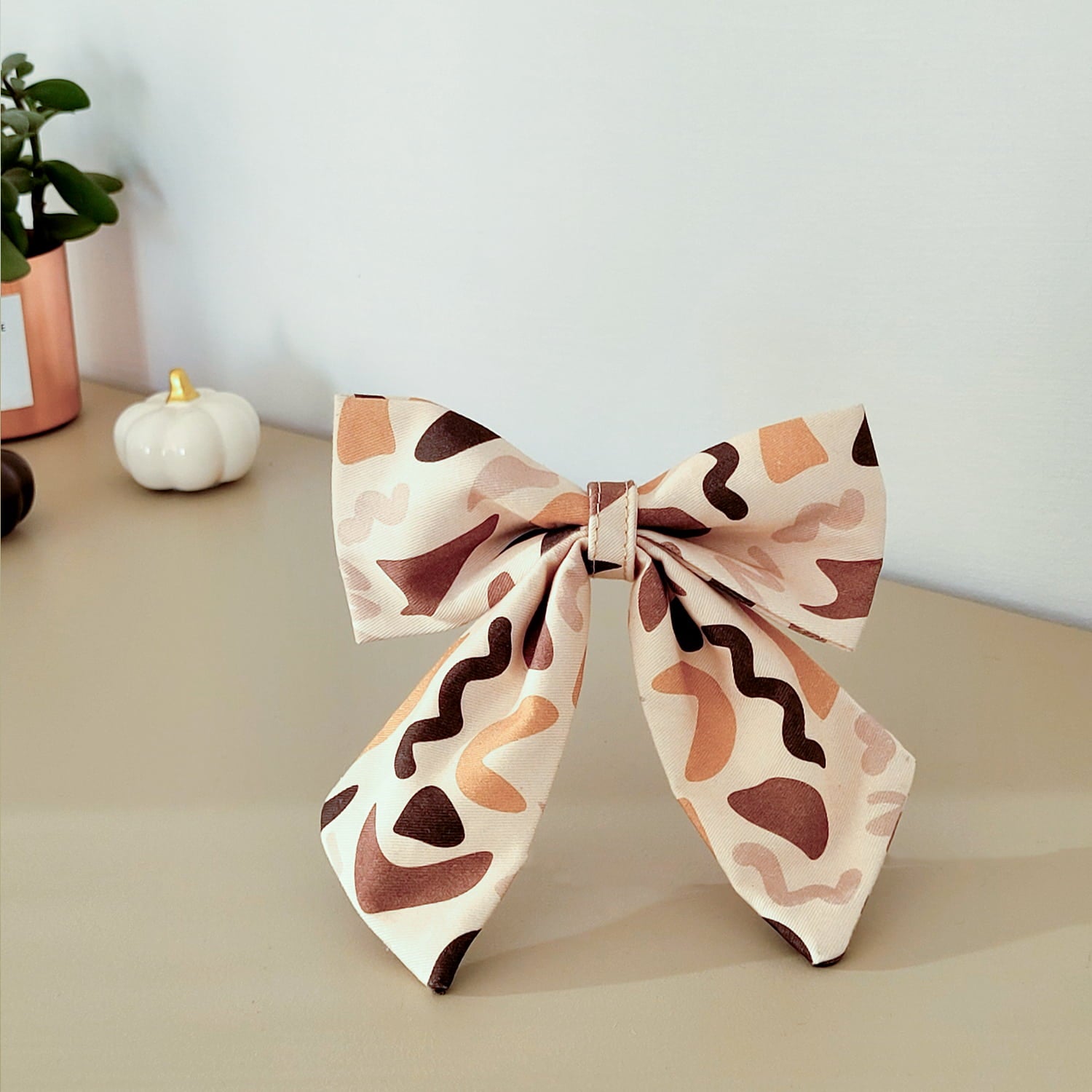 Nœud pour chien Call of Pixie de Pawpix et son motif organique marron et rose