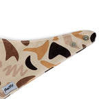 Bandana Chien Call of Pixie de PawPix. Gros plan sur les boutons pression. Motif géométrique organique déclinaison de rose et marron.