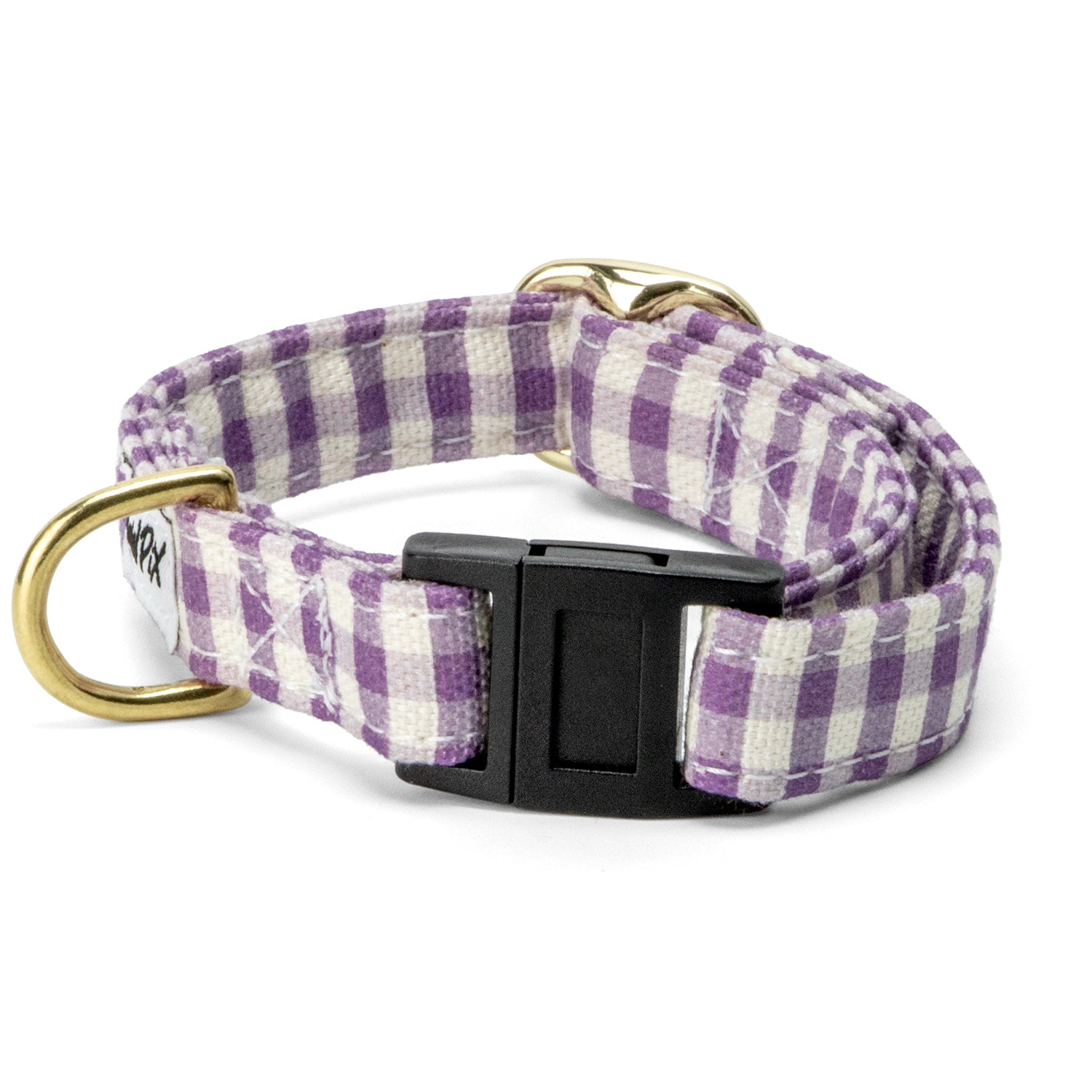 Collier pour chat Cigalou avec sa boucle anti étranglement et son motif vichy lavande et blanc. Le collier comporte également un anneau en D ainsi qu'une boucle de reglage couleur or clair.