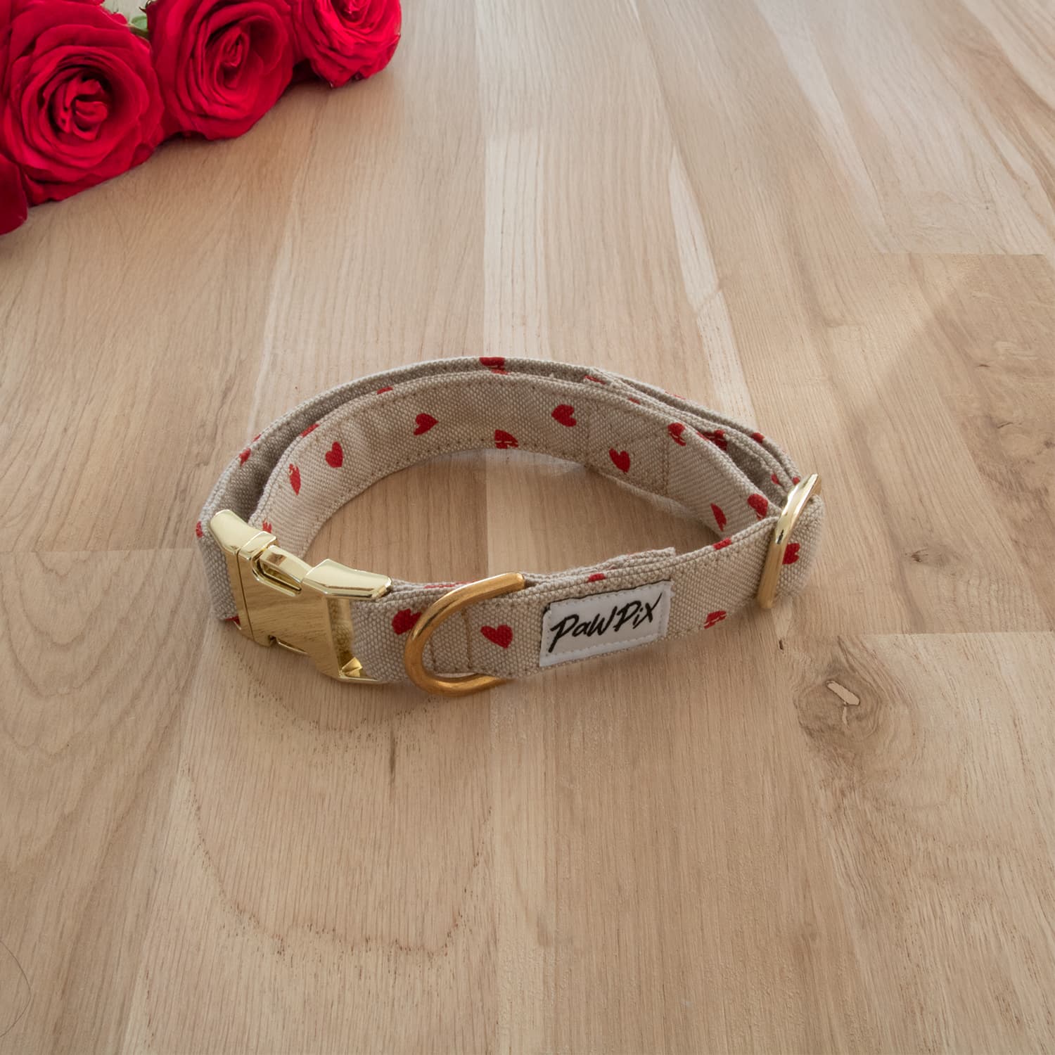 Collier My Valentine pour chien avec un bouquet de rose rouge en fond. 