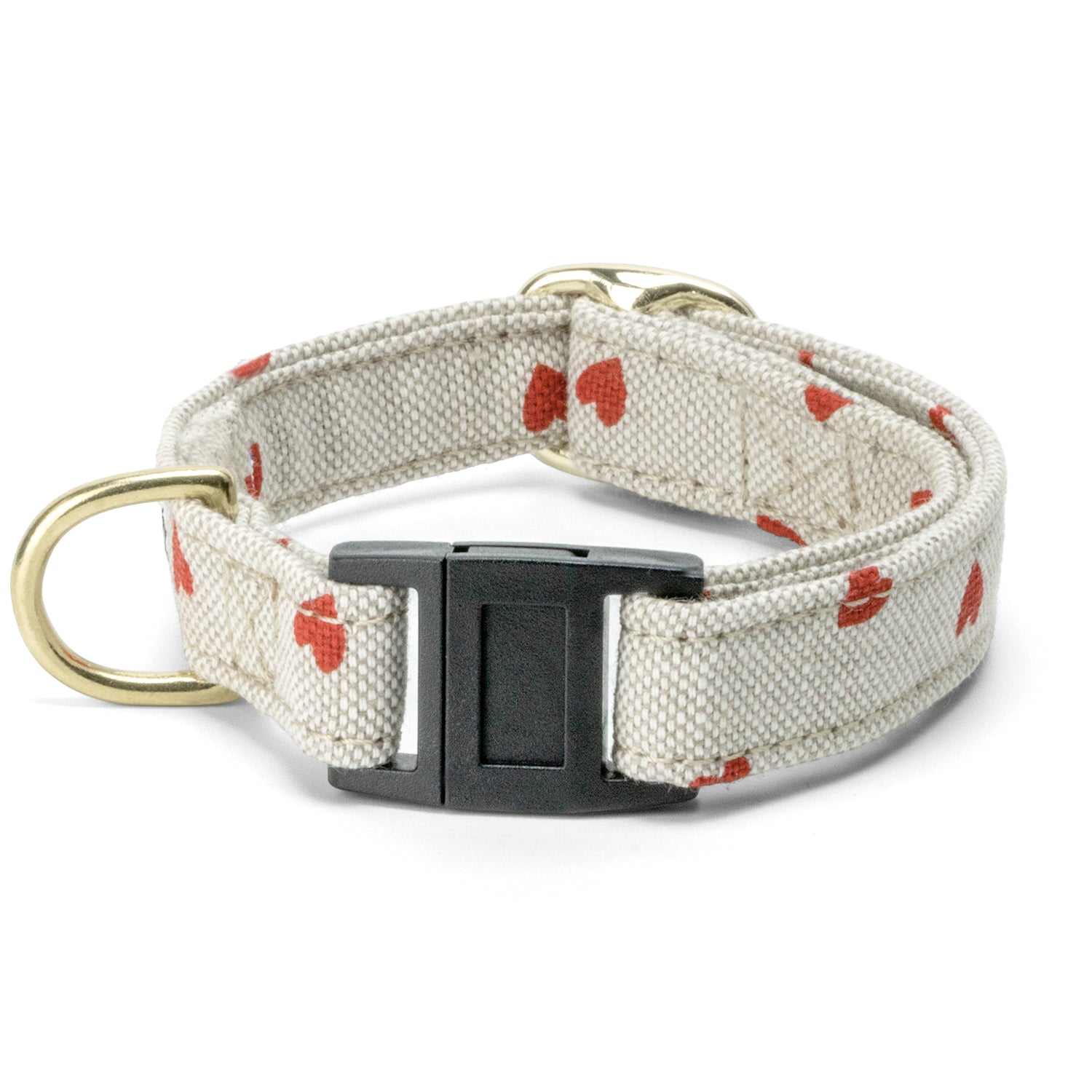 Collier pour chat My Valentine avec sa boucle anti étranglement et son motif coeur rouge sur fond beige. Le collier comporte également un anneau en D ainsi qu'une boucle de reglage couleur or clair. 