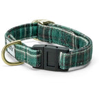 Collier pour chat Nessie avec sa boucle anti étranglement et son motif tartan à carreaux vert et noir écossais.  Le collier comporte également un anneau en D ainsi qu'une boucle de reglage couleur or clair. 
