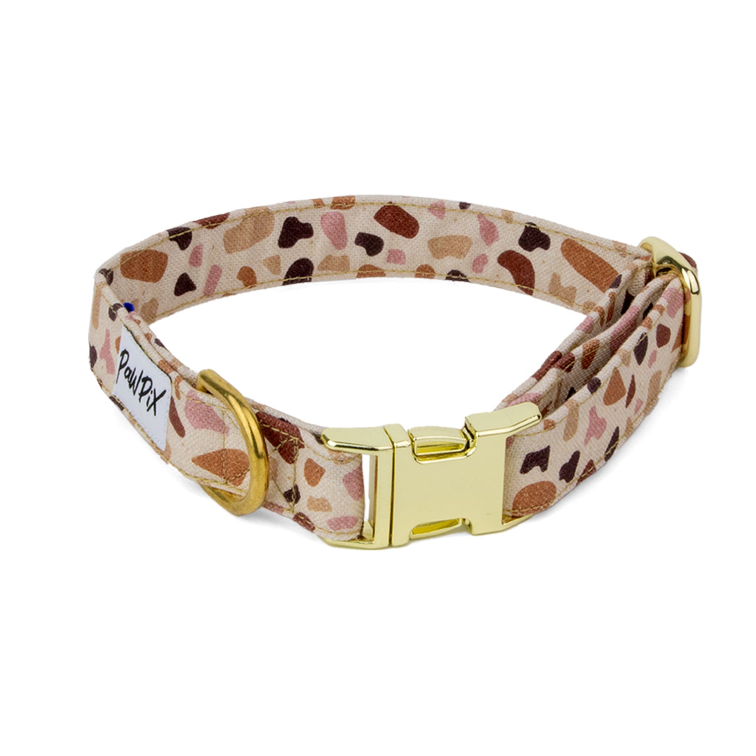 Collier pour chien Pawpino. design multicolore terrazzo couleur rose et variété de marron. Avec une boucle couleur or claire. 