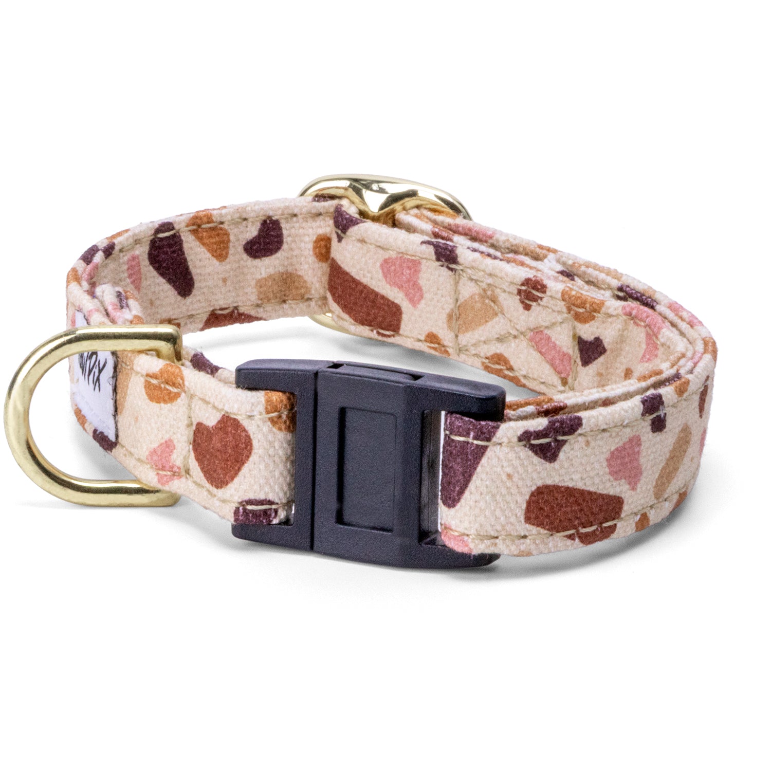 Collier pour chat Pawpino avec sa boucle anti étranglement et son motif terrazzo au couleur rose,marron et beige. Le collier comporte également un anneau en D ainsi qu'une boucle de reglage couleur or clair. La boucle anti-étranglement est ouverte 