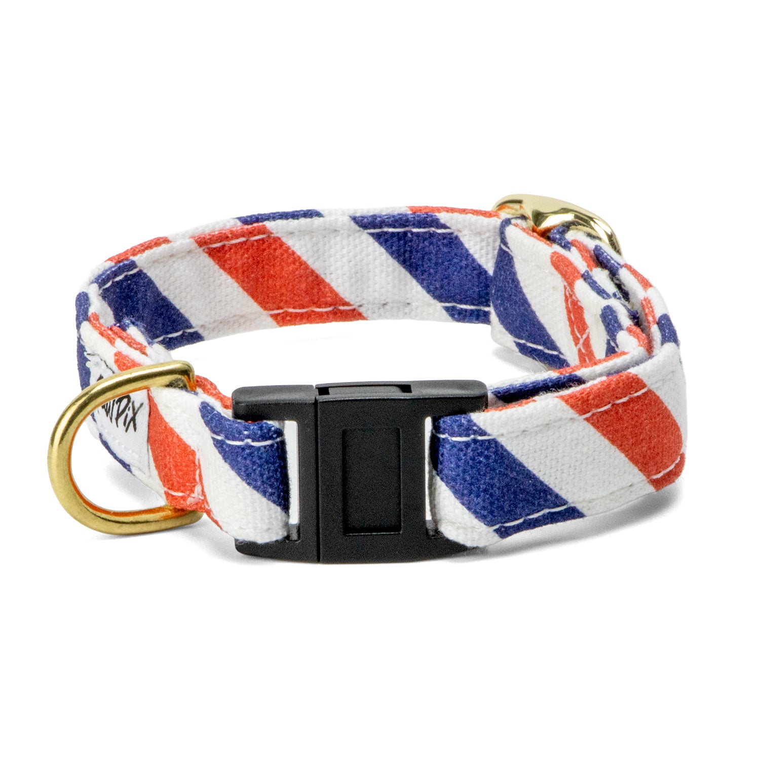 Collier pour chat Pawtriote avec sa boucle anti étranglement et son motif rayé tricolore bleu blanc rouge. Le collier comporte également un anneau en D ainsi qu'une boucle de reglage couleur or clair. 