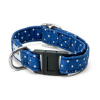 Collier pour chat Polaris avec sa boucle anti étranglement et son motif pois blanc sur fond bleu marine. Le collier comporte également un anneau en D ainsi qu'une boucle de reglage couleur argent