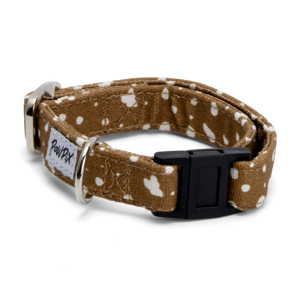 Collier pour chat Freckles et sa boucle anti-étranglement. Le collier possède une boucle de reglage et un anneau en D pour mettre une médaille. Motif marron tacheté blanc