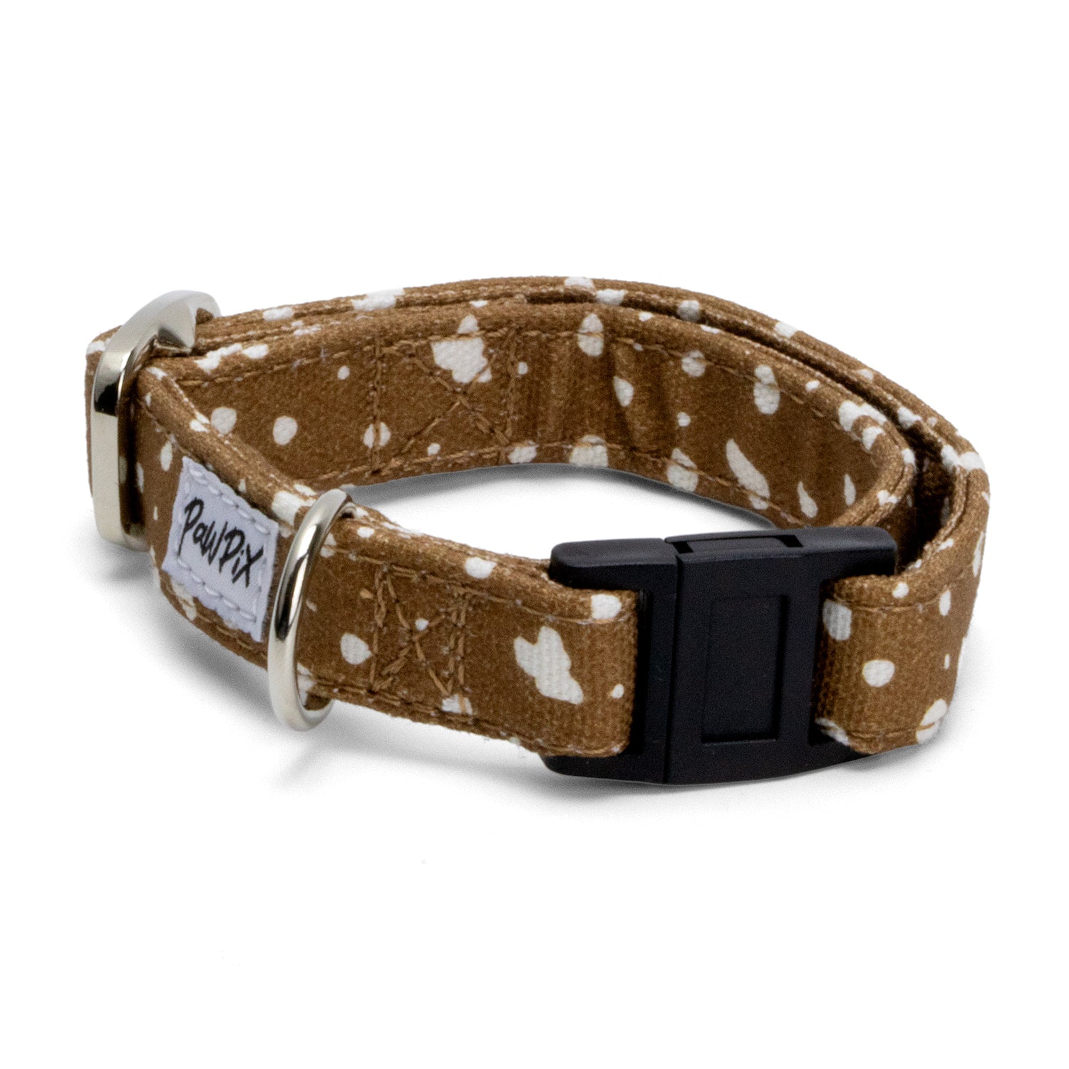 Collier pour chat Freckles et sa boucle anti-étranglement. Le collier possède une boucle de reglage et un anneau en D pour mettre une médaille. Motif marron tacheté blanc
