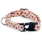 Collier pour chat My Valentine de Pawpix et sa boucle anti-étranglement. Le collier possède des boucles couleur argent 