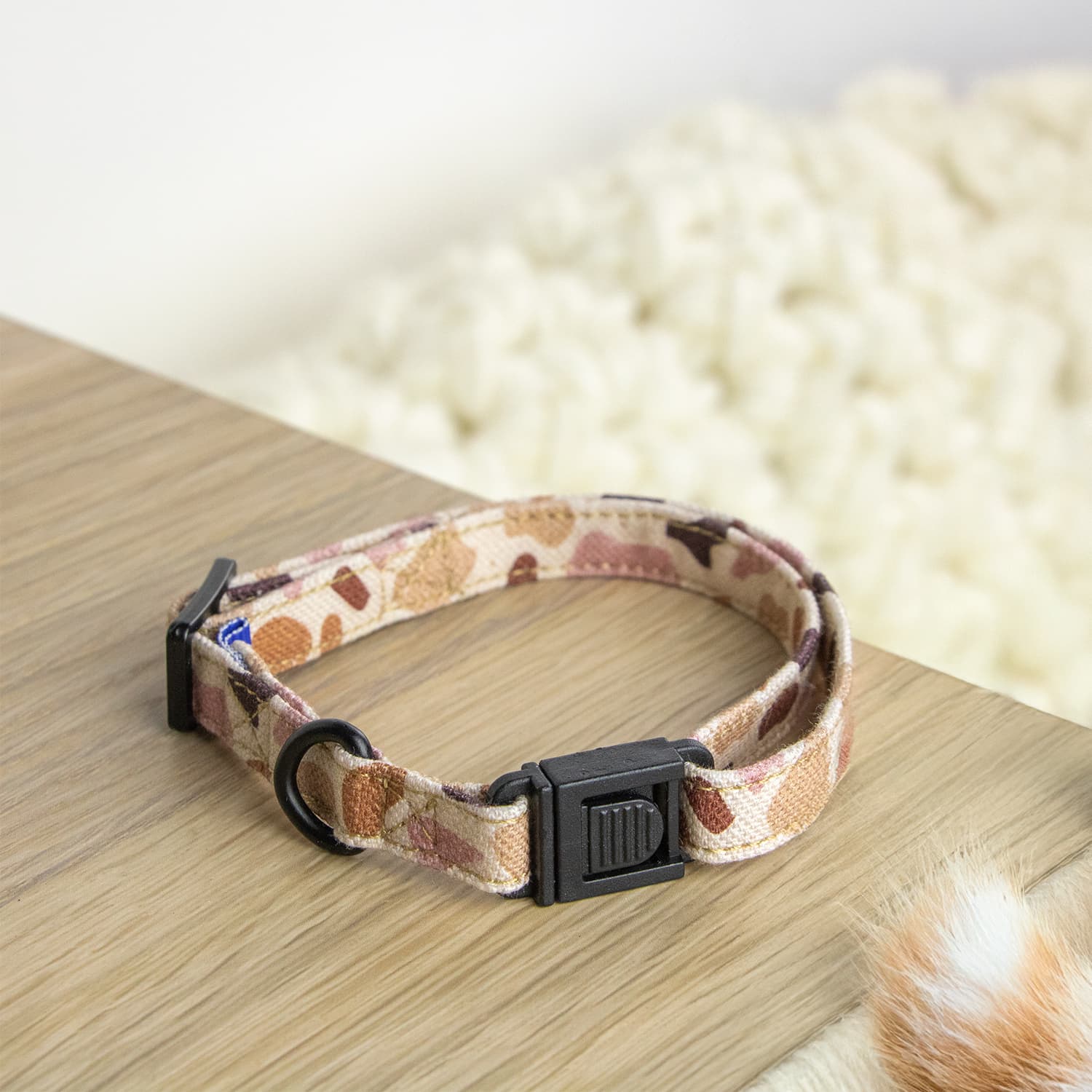 Gros plan sur le collier pour chat Pawpino de PawPix au motif marbré terrazzo dans les tons marrons/rose et avec sa boucle anti étranglement 