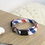 Gros plan sur le collier pour chat Pawtriote de PawPix au rayure tricolore bleu blanc rouge et avec sa boucle anti étranglement 