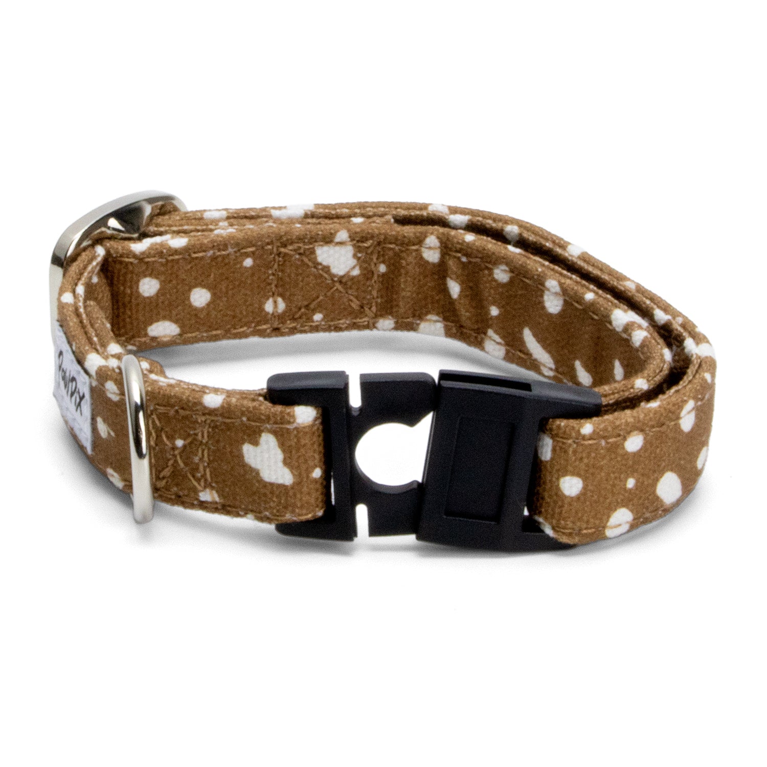 Collier pour chat en tissu Freckles et son motif marron tacheté blanc. Le collier est ouvert et montre le système de boucle anti-étranglement 