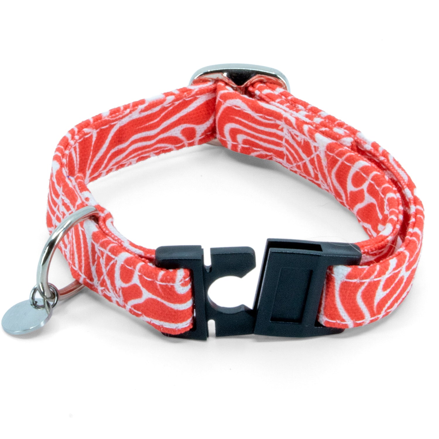 Vue d'ensemble du collier anti étranglement pour chat Cherry. Le collier est au motif wavy rouge et blanc. La boucle anti étranglement est ouverte et en plastique noir