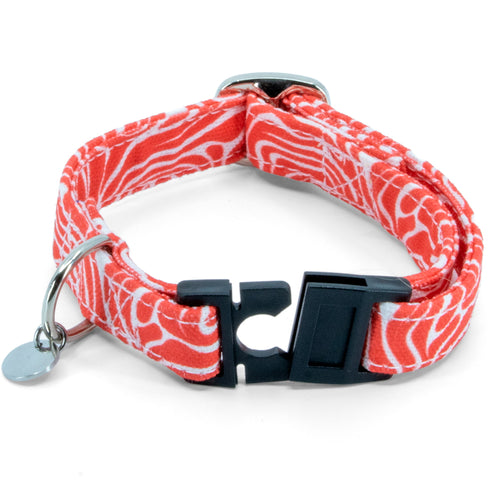 Vue d'ensemble du collier anti étranglement pour chat Cherry. Le collier est au motif wavy rouge et blanc. La boucle anti étranglement est ouverte et en plastique noir