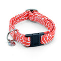Vue d'ensemble du collier pour chat Cherry. Le collier possède une boucle anti-étranglement en plastique noir et des boucles couleur argent. Motif wavy rouge et blanc