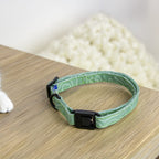 Gros plan sur le collier pour chat Topo de PawPix au motif topographique vert et avec sa boucle anti étranglement.  Le motif Topo reprend le design abstrait des cartes de montagnes, avec des lignes blanches sur un fond vert